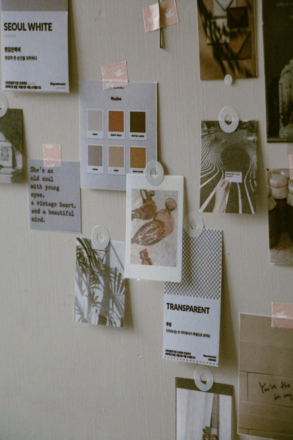 Moodboard mit Farbfeldern und Textproben an einer Wand.
