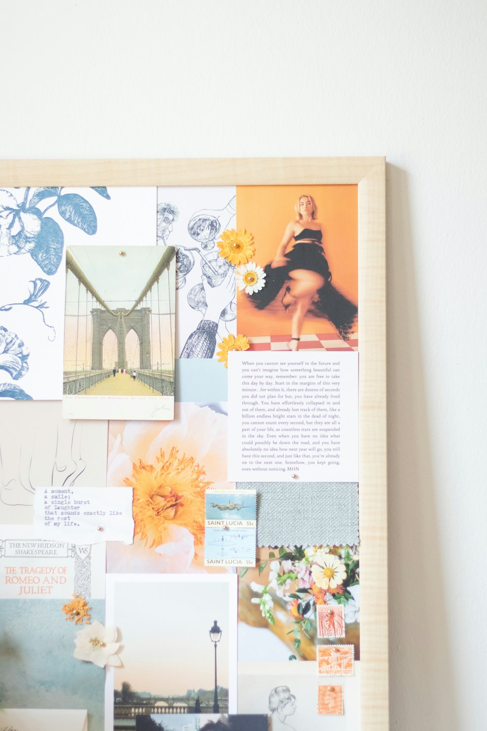 Moodboard mit Fotos, Stoffmustern und Trockenblumen.